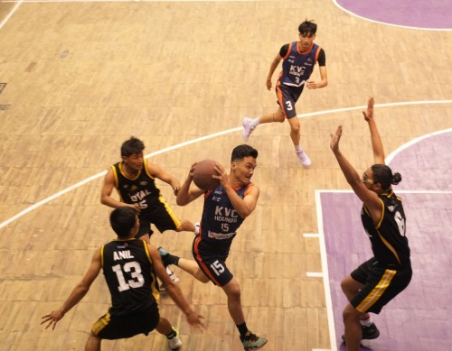 एचजेएनबीएल: हाउण्ड्सको पहिलो जित